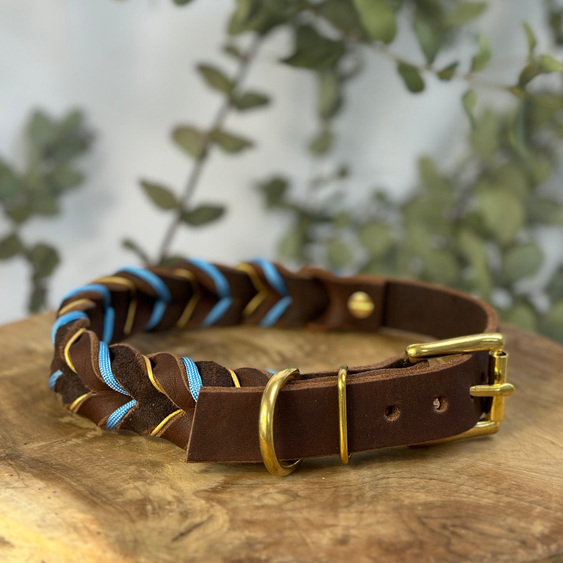handgemachtes geflochtenes Lederhalsband in Braun mit Blau und Gold